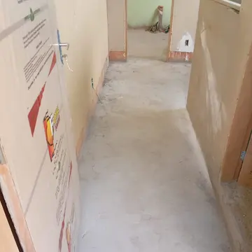 Contra-piso regularizado a laser e enquadramento perfeito de batentes e vãos de portas