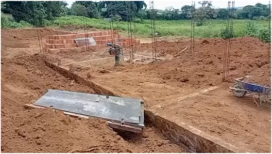 Escavação de valas, nivelamento de terreno e demarcação topográfica de baldrames