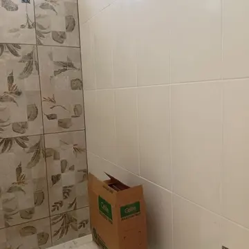 Revestimento decorado e azulejos em áreas molhadas com impermeabilização testada